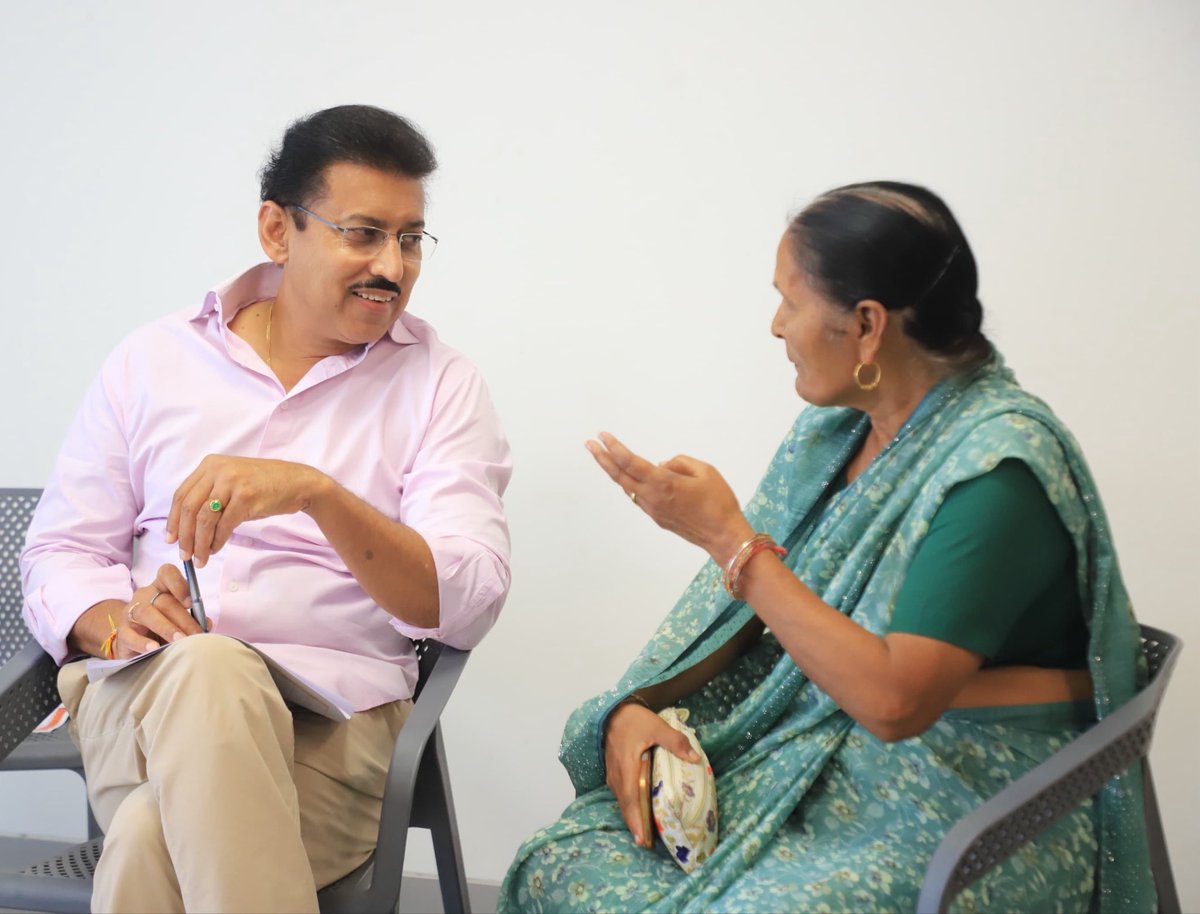 Ra_THORe's tweet photo. जनसुनवाई में झोटवाड़ा सहित राजस्थान के अलग-अलग क्षेत्रों से आए ex-servicemen और सेना के जवानों से आत्मीय मुलाकात की।  इस दौरान उनकी समस्याएं सुनीं और संबंधित अधिकारियों से बात कर On-the-Spot Solutions दिए। कई मामलों में अधिकारियों को तत्काल कॉल कर कार्रवाई के निर्देश दिए।

जनता की सेवा, सम्मान और उनकी समस्याओं का तत्काल समाधान मेरी प्राथमिकता है।