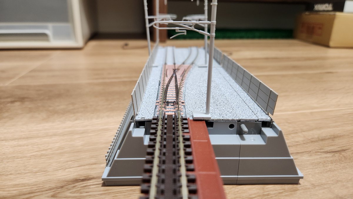 joyjoy_model's tweet photo. 複線築堤に分岐を設置しました。バラスト部分はワイドレールバラスト化キットを部分使用し、残りは脳筋工作で正面から強行突破しました。まったくエレガンスさは皆無です😇 https://t.co/y4O1YO6saF