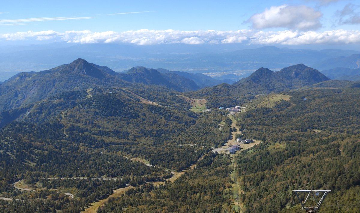 solarcoaster_sr's tweet photo. なかなかダイナミックで下りのリフトはスリルありそうだった横手山
と、渋峠付近の散策路 https://t.co/CI86r3l9rk