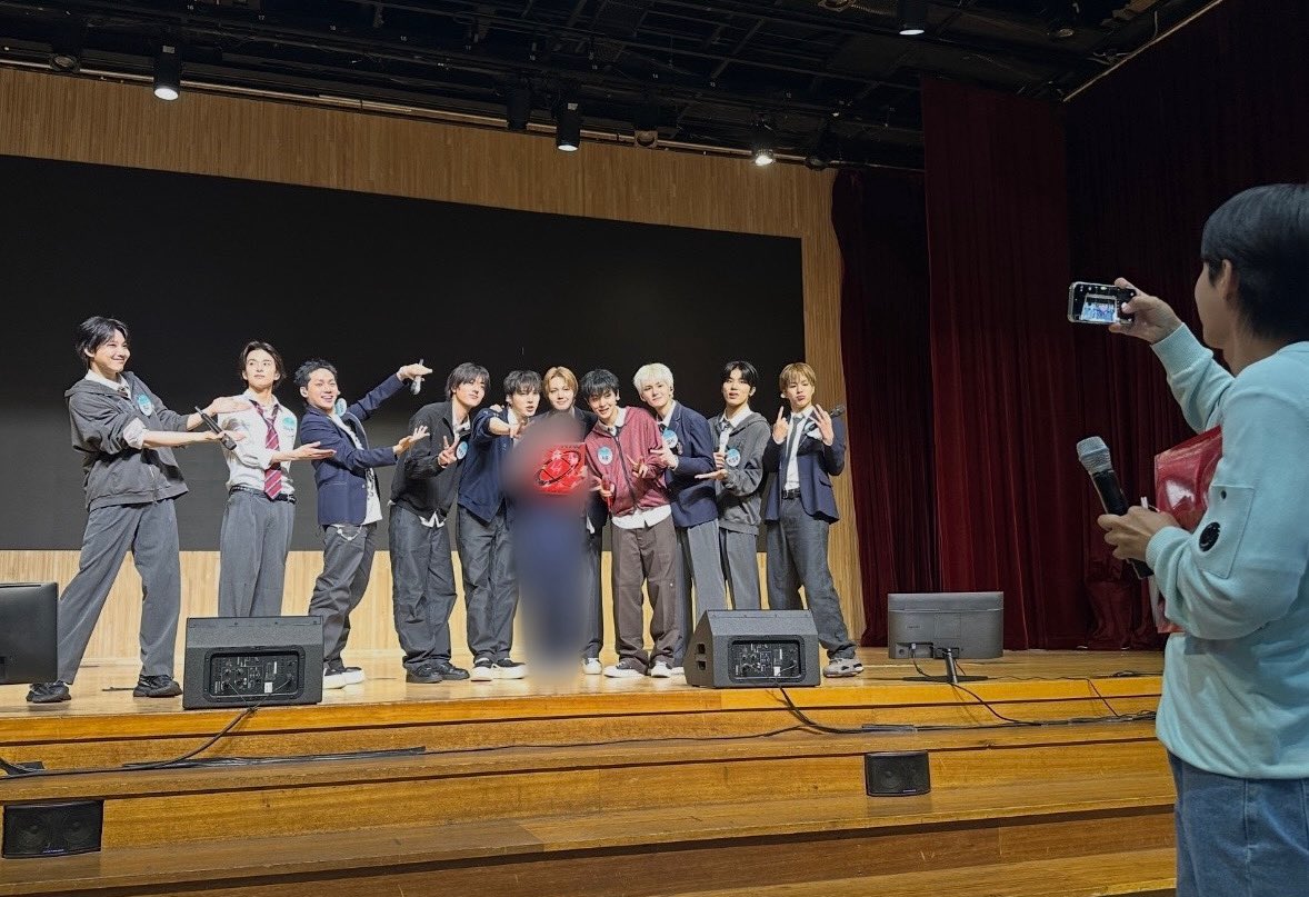 HYUNH4YI's tweet photo. TREASURE on jeongeui girls high school instagram during ‘secret transfer student’ 📸 #트레저 https://t.co/dS9mgrvnWj