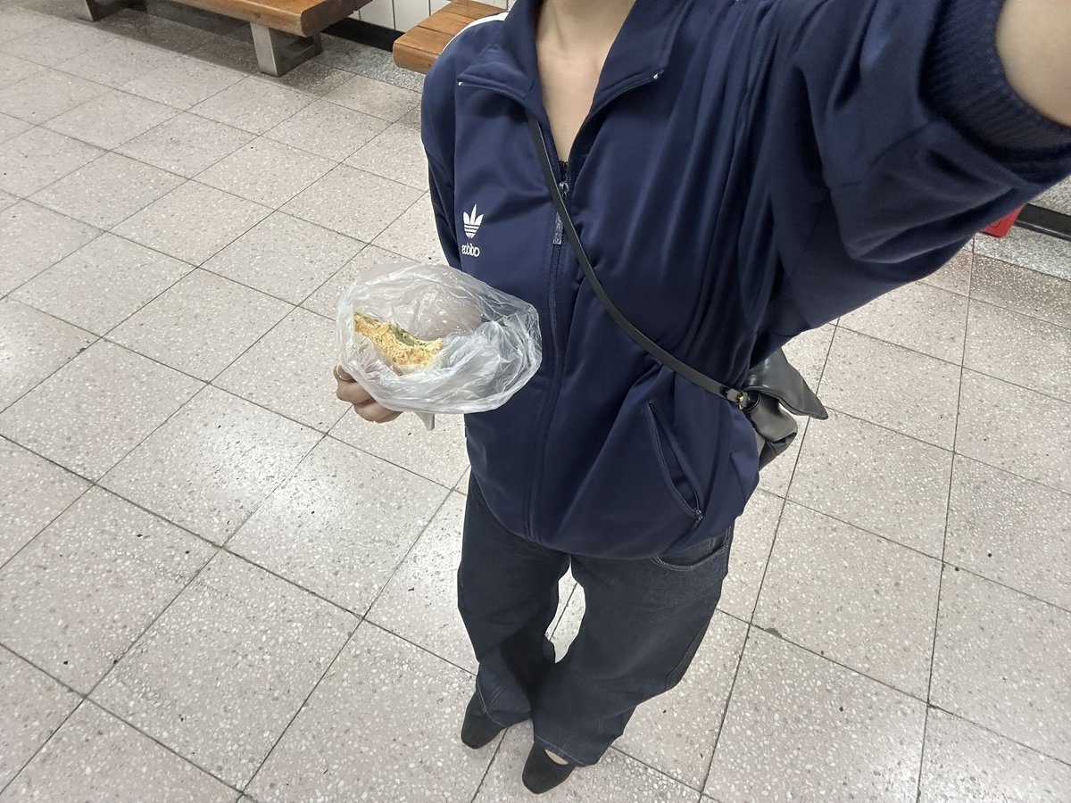 mayihaveurchloe's tweet photo. 공덕역에서 빈티지 디깅 성공!!!

2만원대에 5벌 너무 착순이 가격//이 맛에 빈티지 사는듯

글고 무려 띠어리 블라우스 득템해서 너무 기분 좋아져버림🤍 https://t.co/R1ya97MsaP