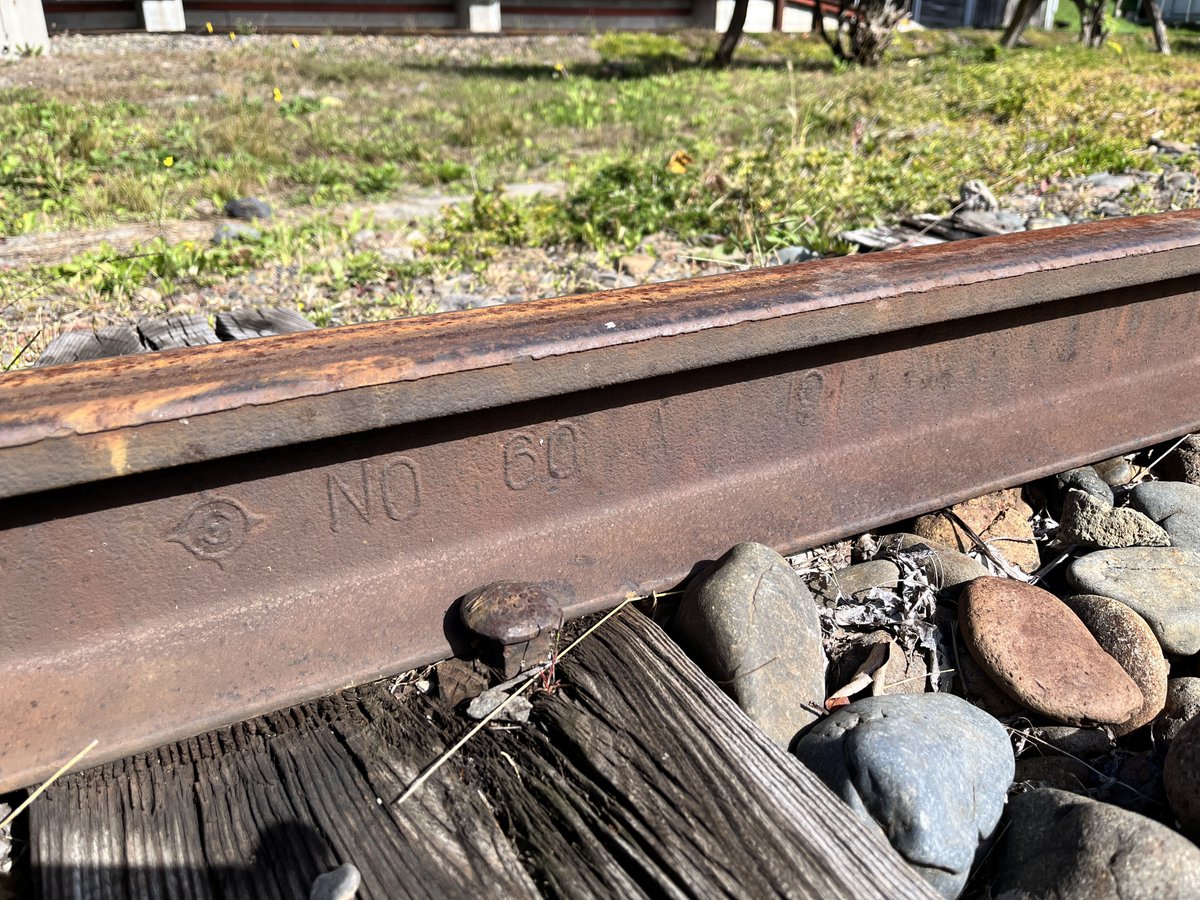 buhibuhiuhohoho's tweet photo. 官営八幡製鉄所の1914年製レールや、ドイツのライン製鋼所の1907年製レールが現役で使われてるのヤバいよ( https://t.co/1rkIsKS5dn