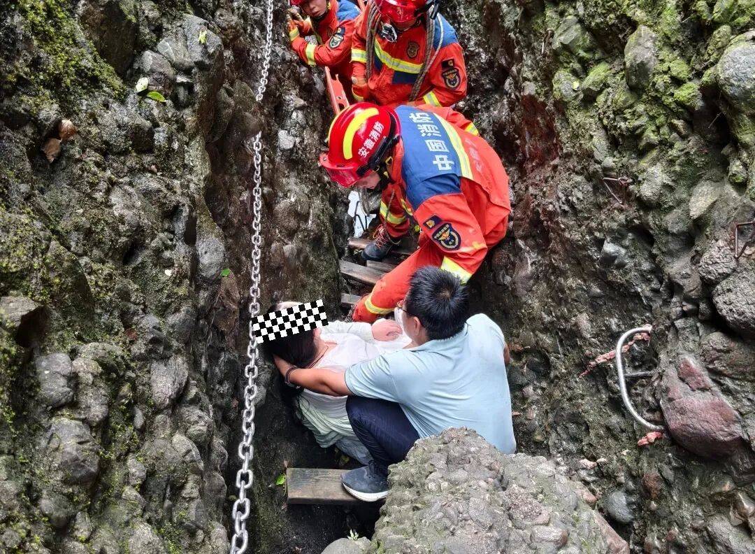 axo_0b9e2's tweet photo. I had to climb a pole to rescue a cat, the situation was so tricky and I couldn’t help but act in a swaying state! https://t.co/0m8eTwFxxA