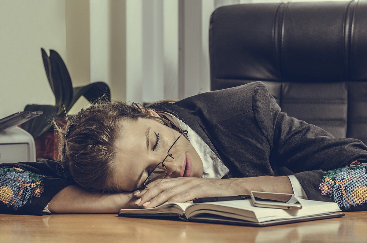 EvelynMasouxi4's tweet photo. Midweek slump hit hard, desk nap u003e to-do list for 10 mins https://t.co/FRAqUjGSS7