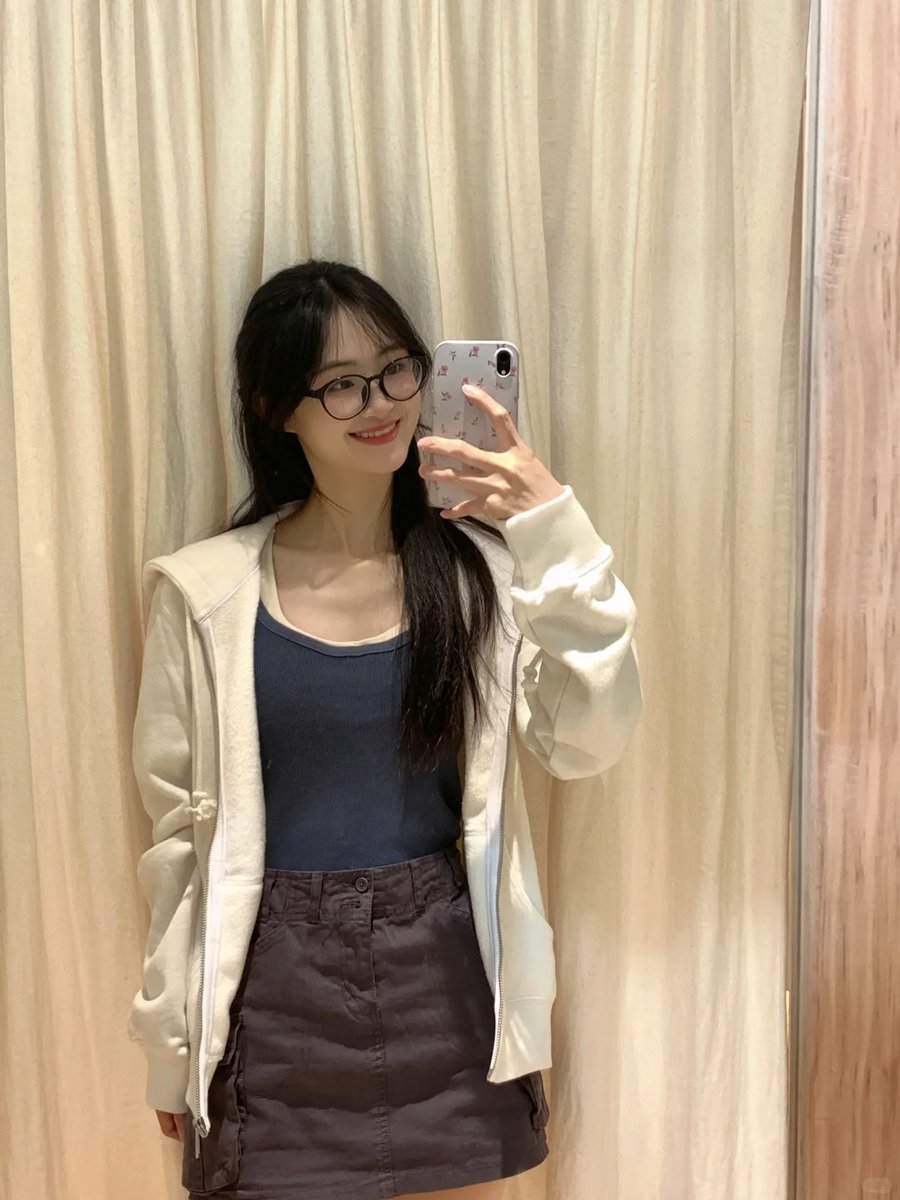 2saltino1's tweet photo. Sure enough, women smile the happiest when they are buying clothes.😂 https://t.co/E7qyDx1gg9