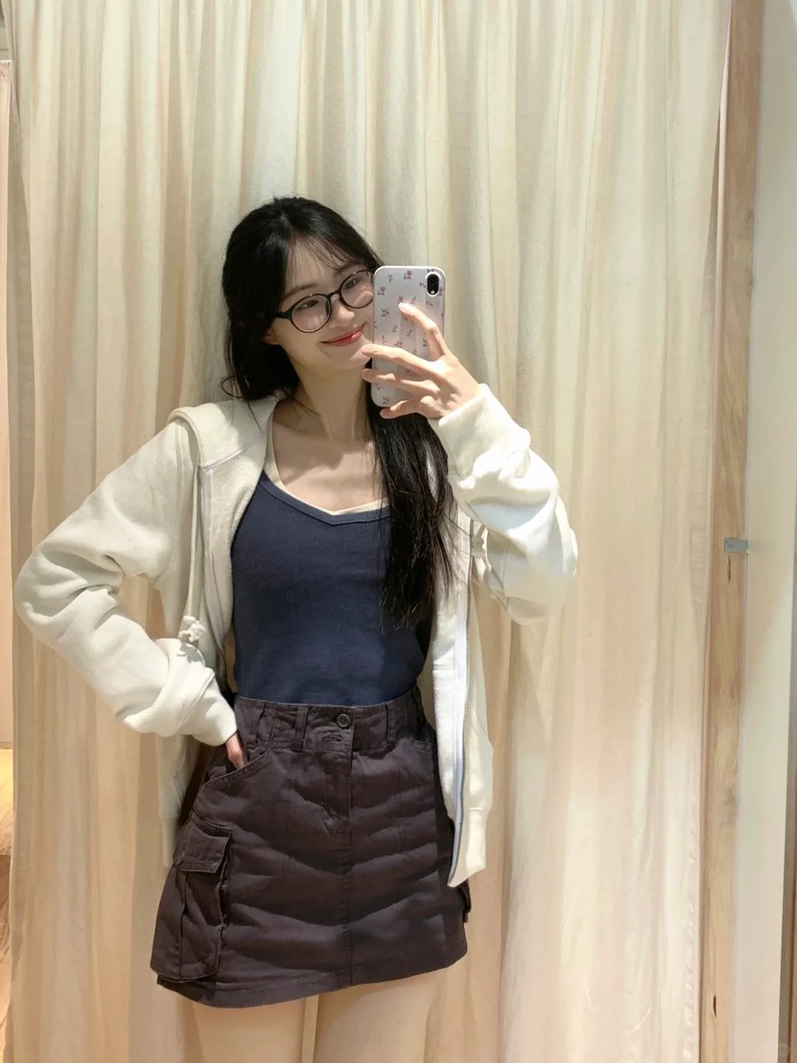 2saltino1's tweet photo. Sure enough, women smile the happiest when they are buying clothes.😂 https://t.co/E7qyDx1gg9