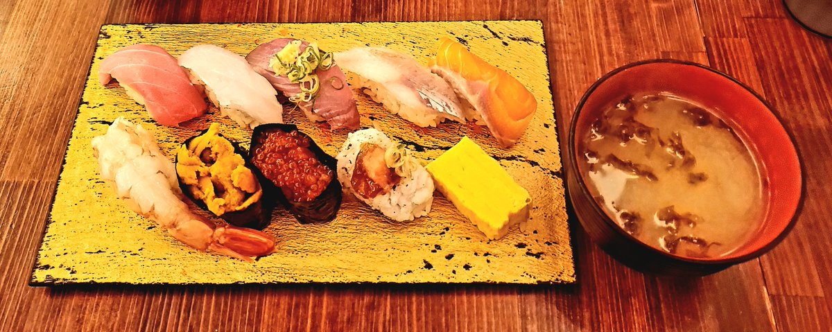 MaasStockLog's tweet photo. エー・ピーホールディングス(3175)の株主優待を利用して江戸前横丁でお食事しました。店内はお寿司、天ぷら、うなぎのエリアに分かれていて、今回はすし横で旬の十貫特選盛りを注文🍣 定番のネタのほか、鰹、鱧、秋刀魚が。赤酢のほろっと解れるシャリでおいしかったです🥰 https://t.co/dm2Mw9STUn