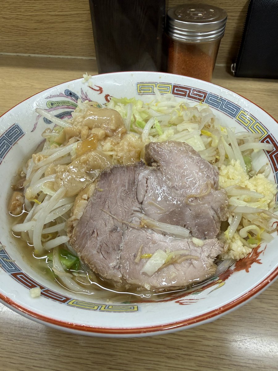 eht20336's tweet photo. 昨夜のディナー🍜
ラーメン二郎栃木街道店
ラーメン少なめ
ヤサイ少なめニンニクアブラ
19時頃15人待ちに接続…40分ほどで着丼
美味しゅうございました🎵
ご馳走様でした🙇‍♂️ https://t.co/KmUYkaBgZa