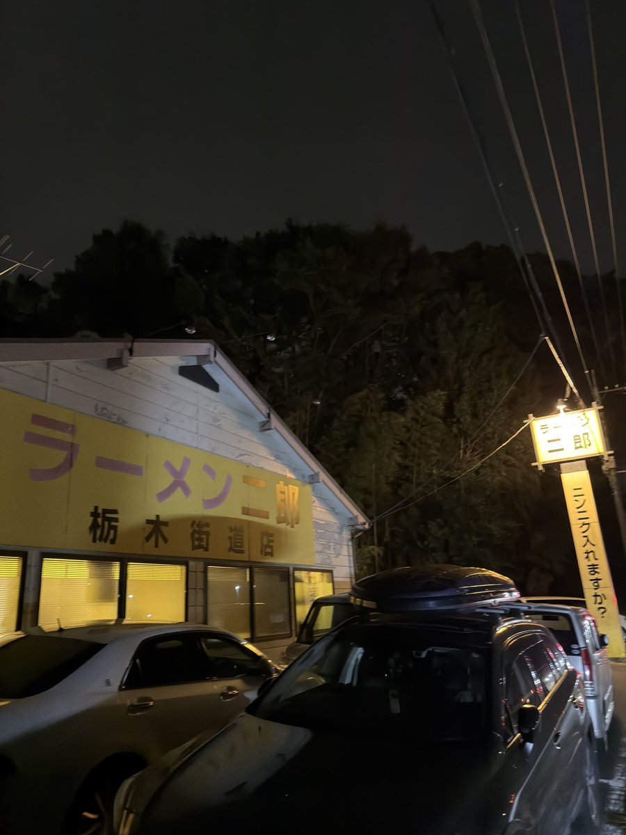 eht20336's tweet photo. 昨夜のディナー🍜
ラーメン二郎栃木街道店
ラーメン少なめ
ヤサイ少なめニンニクアブラ
19時頃15人待ちに接続…40分ほどで着丼
美味しゅうございました🎵
ご馳走様でした🙇‍♂️ https://t.co/KmUYkaBgZa
