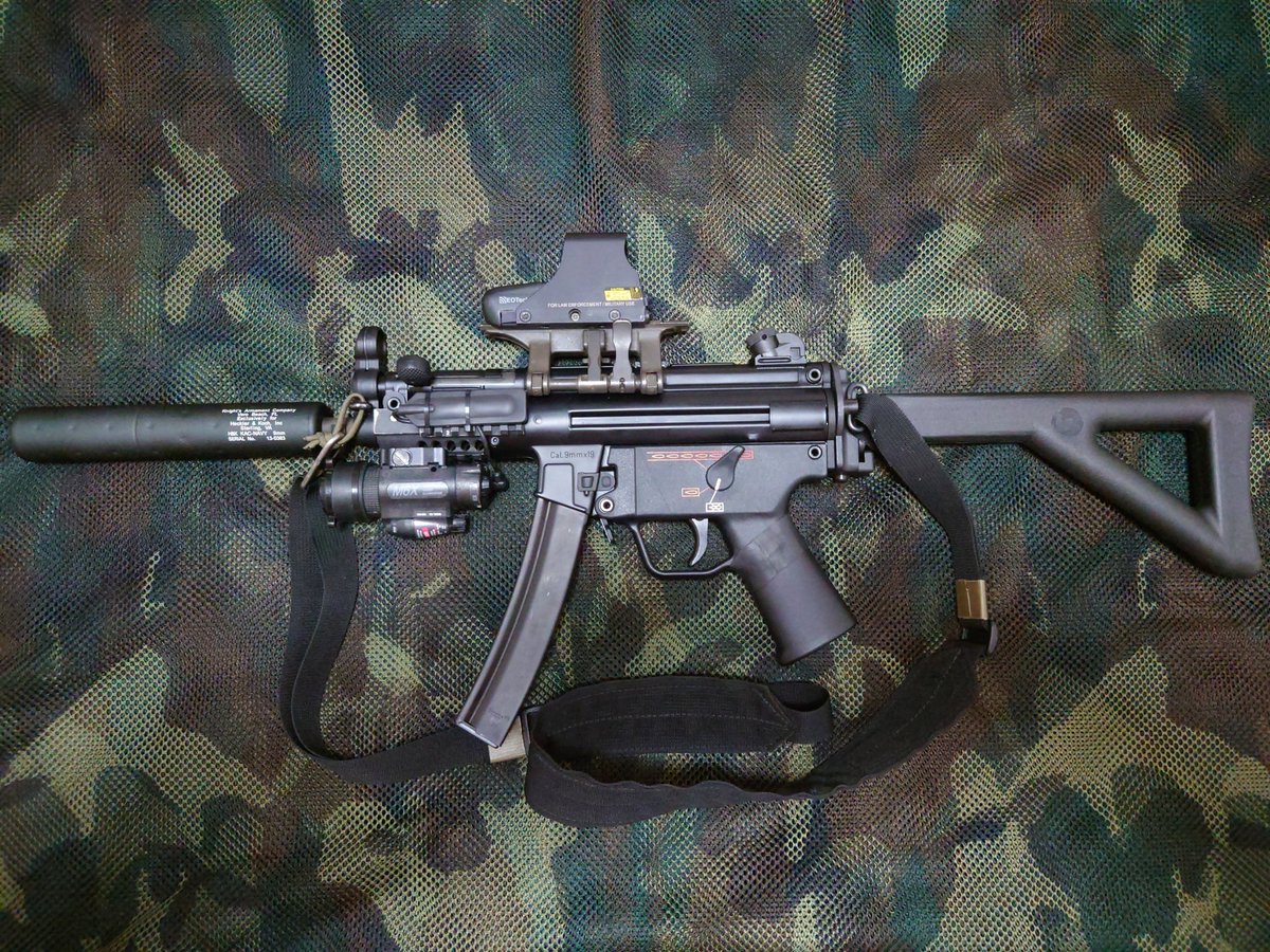 Bond_215's tweet photo. ◤The Submachine Guns of Delta Force◢
Vol.3 イラクCQB仕様

クルツ用レールは何処製か判断付かなかったが、当時製造していたメーカーが少数なのでSurefireを選択。エイミングモジュールはLAM-1000の代わりにM6Xを使用。
完成度は低いけど、メットやパラク装備と合わせ易く気に入ってる。 https://t.co/Mrw6qHyaj1