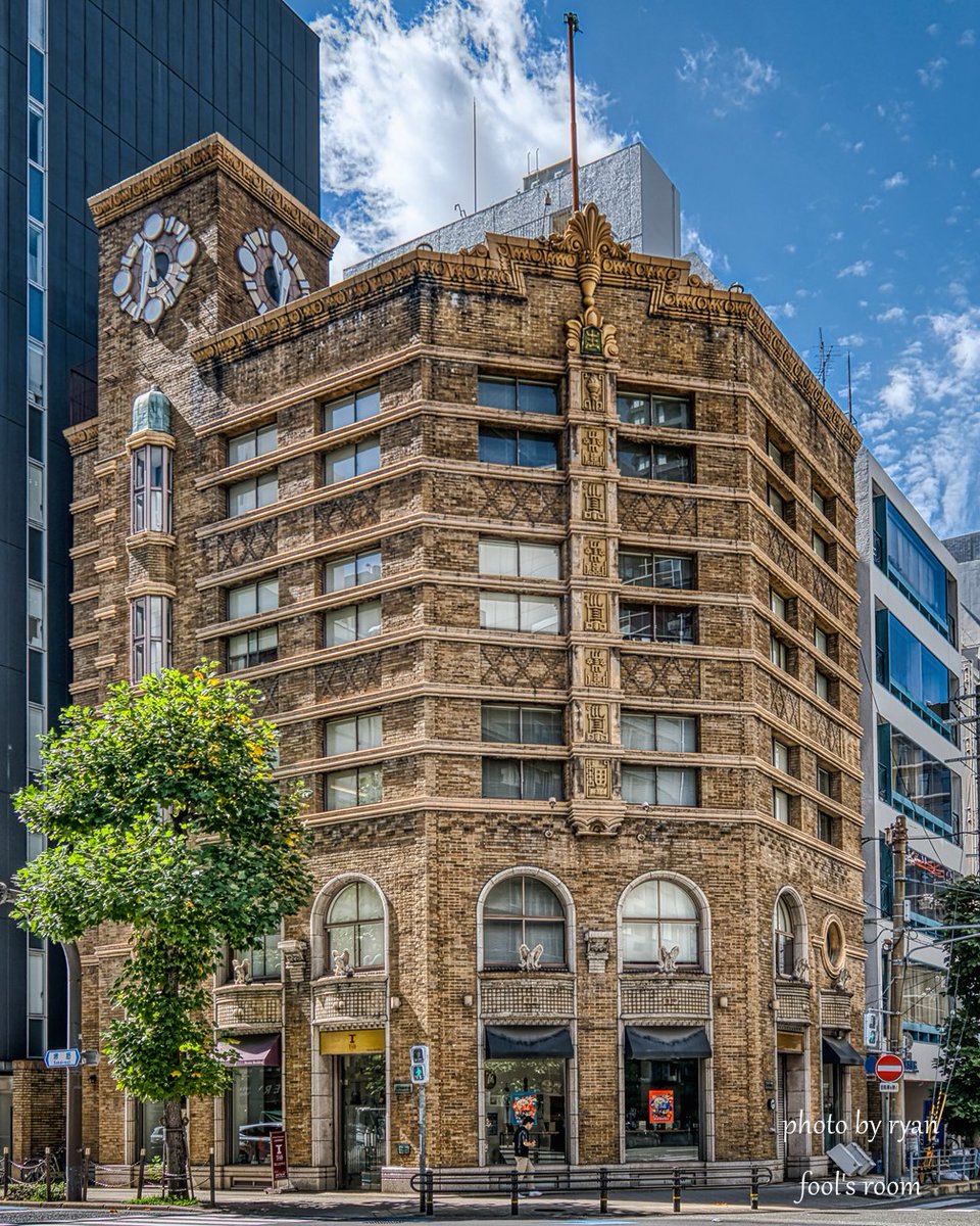 orokamononoheya's tweet photo. 大阪堺筋に残る近代建築群 その①
#近代建築

新しいカメラの慣熟のため堺筋をうろついてきました

1 生駒ビルヂング 昭和5年
2 旧明治屋ビル 大正13年
3 旧佐々木ビル 昭和10年
4 旧川崎貯蓄銀行大阪支店 昭和6年 https://t.co/bOdqsvzX1g