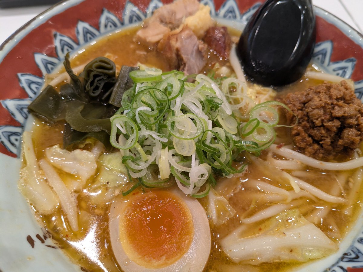 goyos2's tweet photo. 今日はぶたはげさんを我慢して、てしかがさんにしたよ。こんな完璧なトッピングを標準装備してるとこ、あんまりないよね。さいこー😋 https://t.co/NkosV8daN5