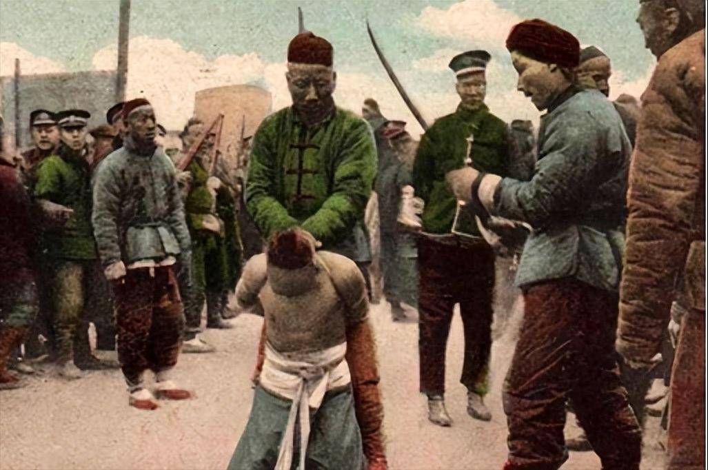 H8Ufb7wH9IpZb1J's tweet photo. The scene shows a traditional ancient form of punishment, public execution by beheading. https://t.co/m4wH04SsXr