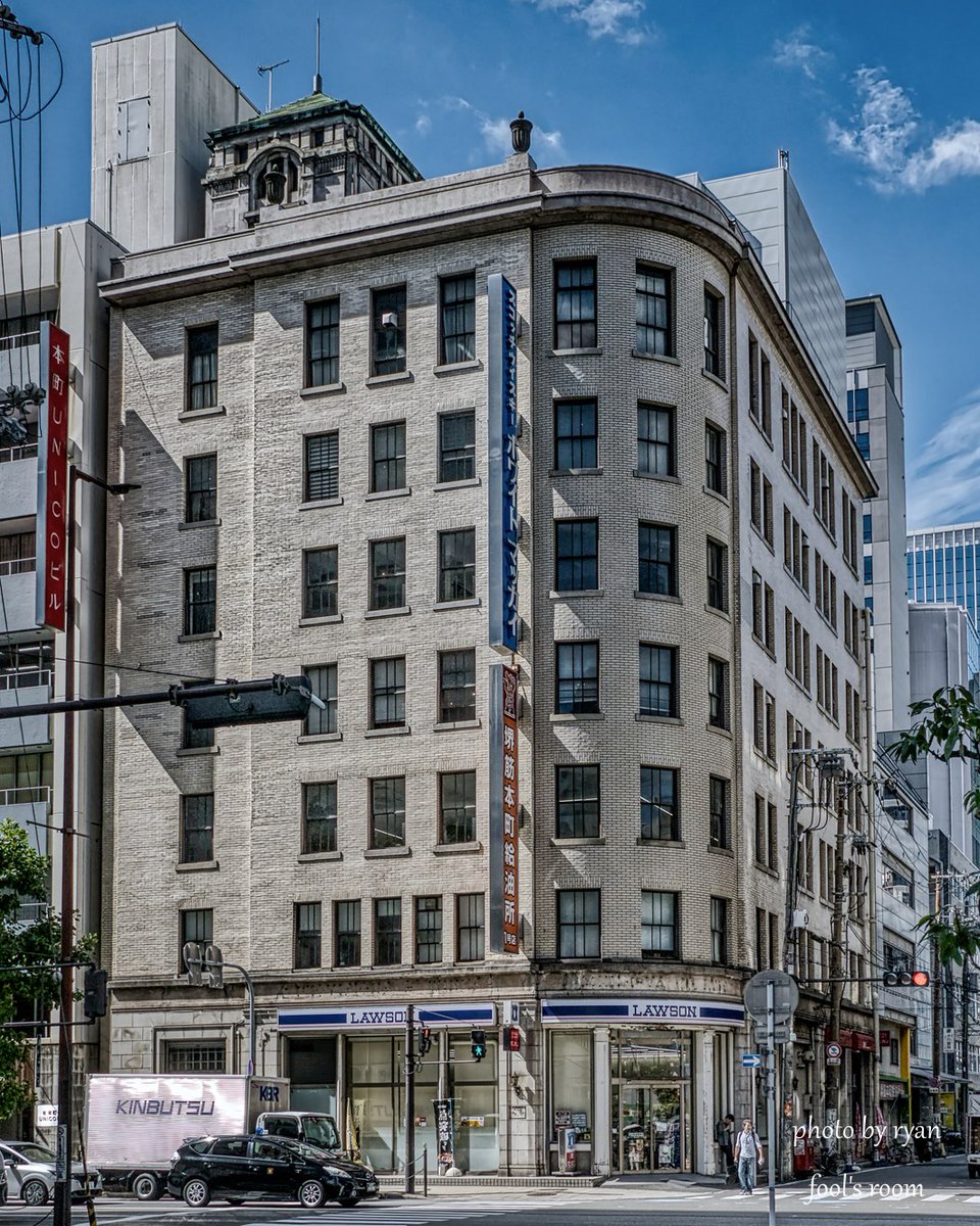 orokamononoheya's tweet photo. 大阪堺筋に残る近代建築群 その①
#近代建築

新しいカメラの慣熟のため堺筋をうろついてきました

1 生駒ビルヂング 昭和5年
2 旧明治屋ビル 大正13年
3 旧佐々木ビル 昭和10年
4 旧川崎貯蓄銀行大阪支店 昭和6年 https://t.co/bOdqsvzX1g