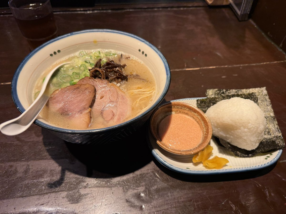 xx_ryo_c's tweet photo. 激うまラーメンと、この明太子おにぎりやばい https://t.co/rcaRB0C75R