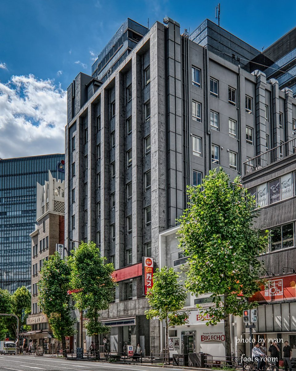 orokamononoheya's tweet photo. 大阪堺筋に残る近代建築群 その①
#近代建築

新しいカメラの慣熟のため堺筋をうろついてきました

1 生駒ビルヂング 昭和5年
2 旧明治屋ビル 大正13年
3 旧佐々木ビル 昭和10年
4 旧川崎貯蓄銀行大阪支店 昭和6年 https://t.co/bOdqsvzX1g
