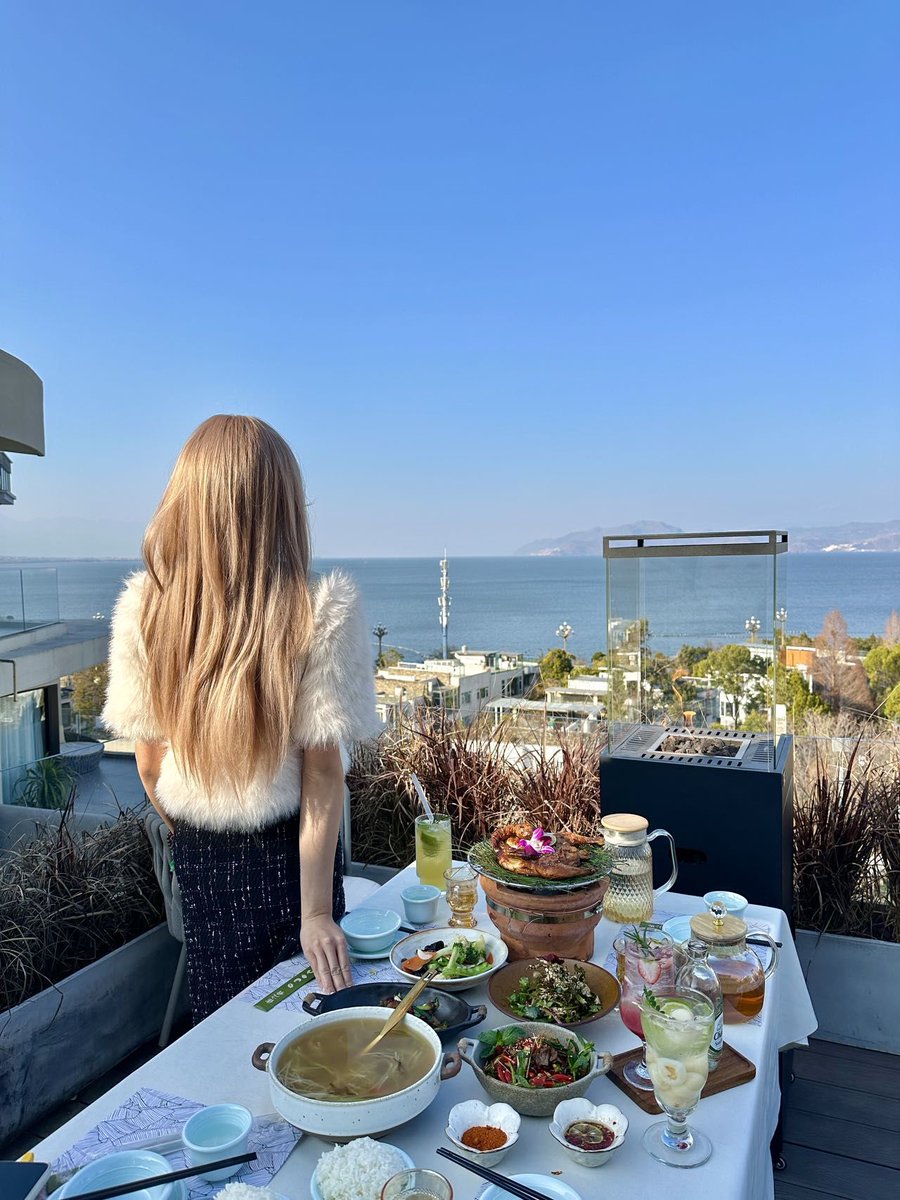 krissyNicknbxa's tweet photo. Desayuno con pan tostado y café caliente en una cafetería con vista al mar en Barcelona, atardecer perfecto https://t.co/ZOOCqnXAXY