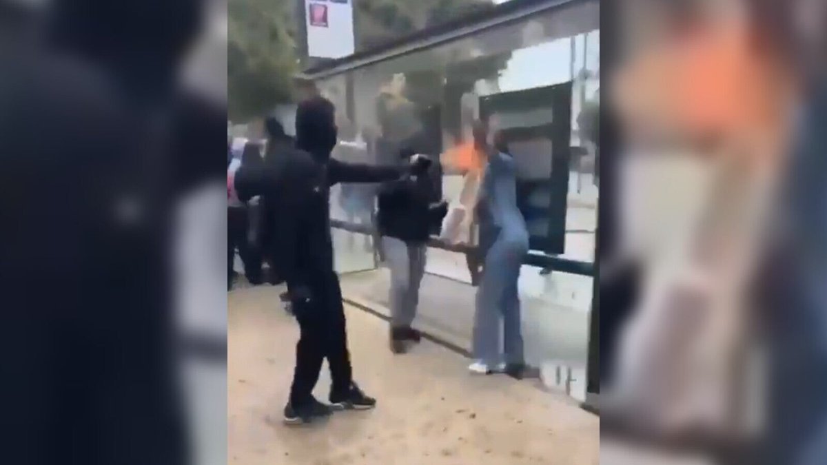 BFMTV's tweet photo. 🔴 INFO BFMTV
Femme visée par un spray transformé en lance-flammes à Marseille: un homme interpellé et placé en garde à vue
https://t.co/CpRXgPblZJ https://t.co/dTOIocMOmu