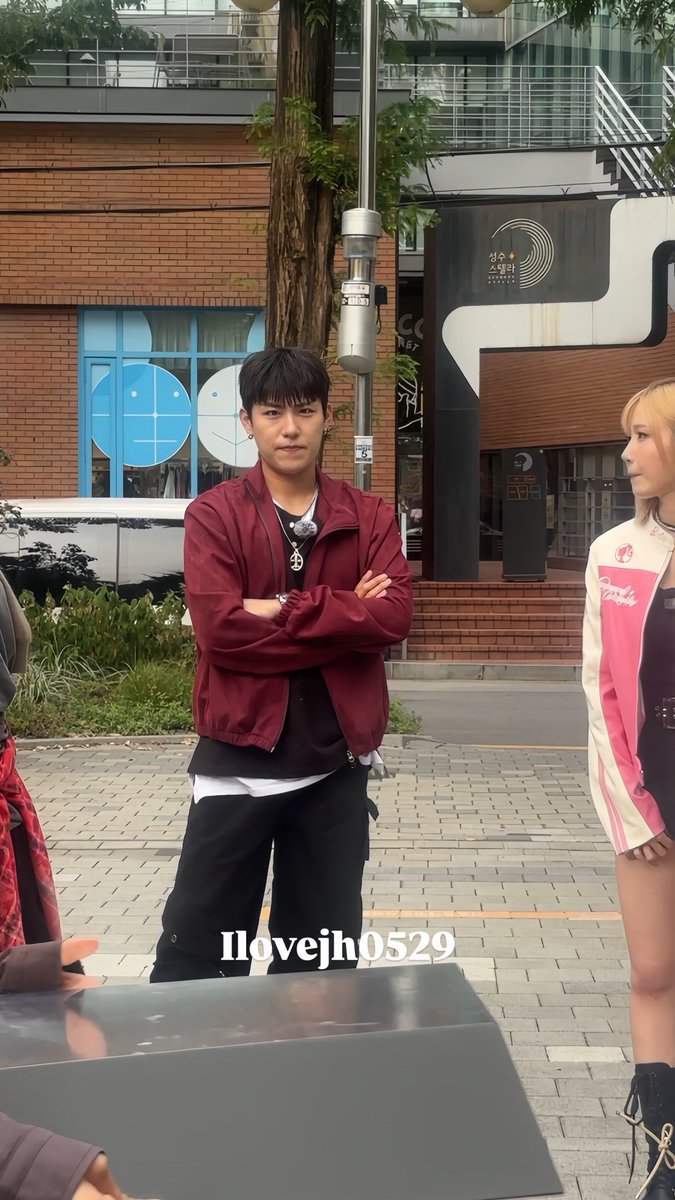 ilovejh0529's tweet photo. 아까 슈드에서 나오다가 짹짹이 자만추..🥺
진짜 너무 재밌고 착하구 잘생김..💕(박지훈 귀 닫어..) https://t.co/1T3JPA4cMT