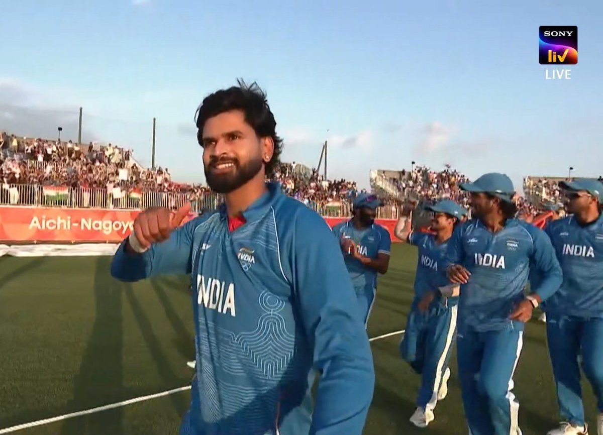 GaurangBhardwa1's tweet photo. Sarpanch saab misleading from the front 
#INDvsPAK #AsianGames https://t.co/nzLZgAG6ZR