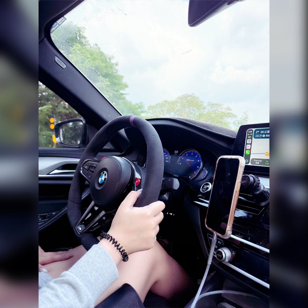 _Ethan__96's tweet photo. 出發前往高雄🚗

難得可以坐副駕，
會開車的女生真的很棒☺️

只是這個女人一摸到方向盤，
整個氣場完全不一樣…

平常明明挺可愛的，
開車的時候……嗯，還是可愛啦。 https://t.co/MasDS9U0nu