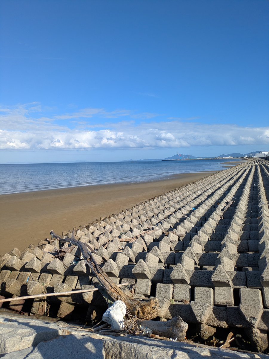 102965my's tweet photo. 今日は海岸清掃に参加させてもらいました🙇
海ゴミを無くすべき継続的に参加させて貰うことが大切だと実感しました🙇
＃ボランティア
#海 https://t.co/z9KVPNQBax
