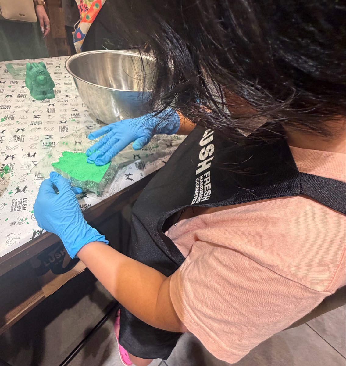 raimugi1030's tweet photo. 今日はイオンのお仕事体験行ってきた！ラボットのシャツ作りは子供の分もシャツ貰えた嬉しい😂
エッグエッグキッチンのケーキ作り体験、LUSHのバスボム作り、FLOのタルト作り、THE KISSの
キーホルダー作りと色々やれて良かった✨ https://t.co/28xKWYdvPV