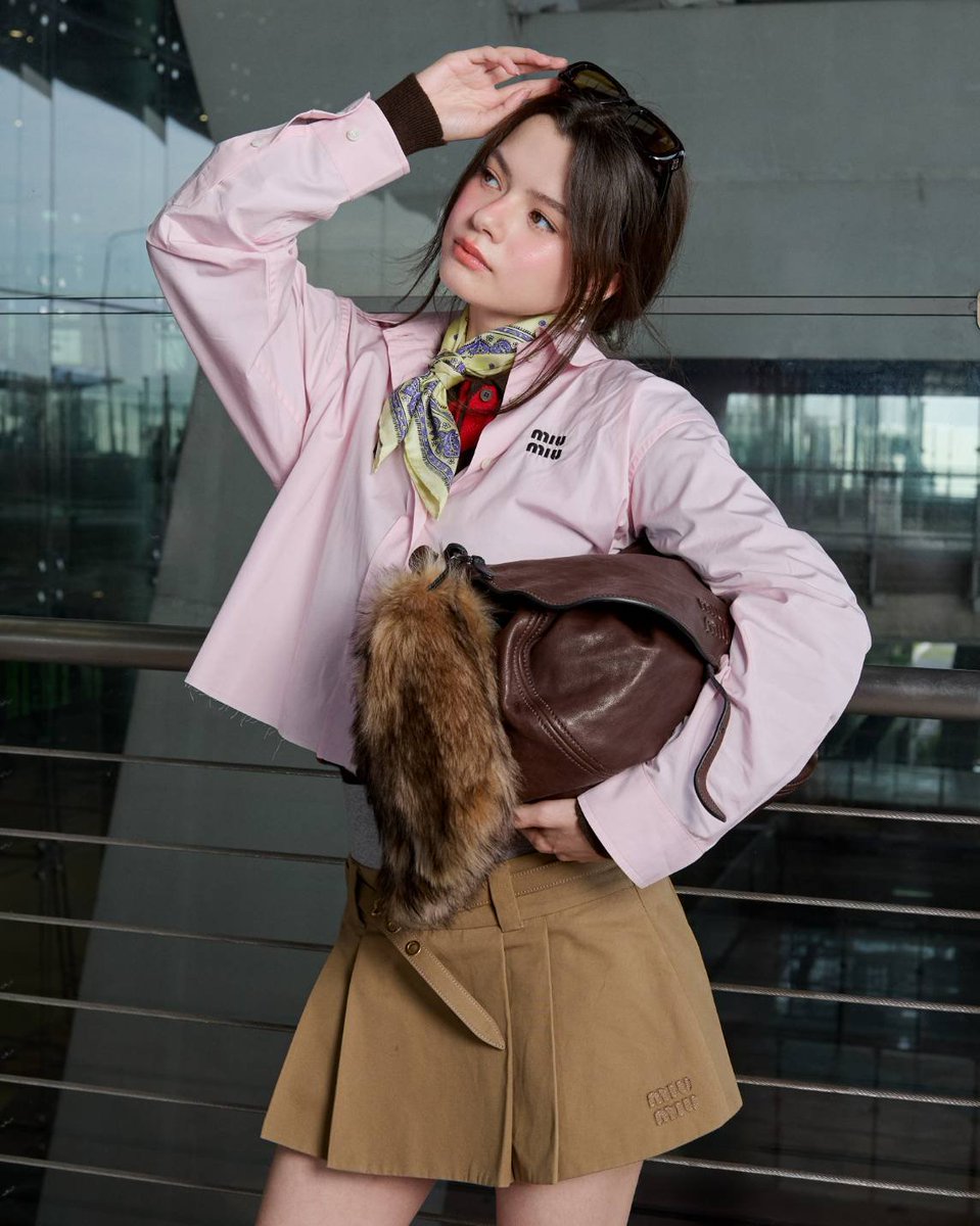 kukkai566's tweet photo. สาวมิวมิวคนนี้น่ารักที่สุด  อดใจรอชมลุค พรุ่งนี้ไม่ไหวแล้วมตื่นเต้นๆ 

REBECCA FLY TO PFW MIU MIU
#MiuMiuPFWxBecky #MiuMiuSS27 
#beckysangels #BeckyArmstrong 
#MiuMiu #ParisFashionWeek https://t.co/ZRbOzpQtyg