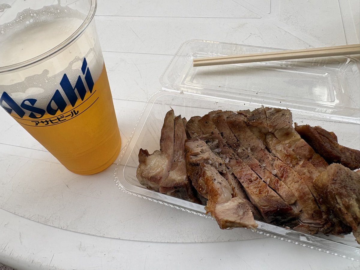 hskt1980's tweet photo. 祝いの勝ちビールと勝ち肉

#タテマチナイトマーケット #BACARO https://t.co/FAkK3iepGN