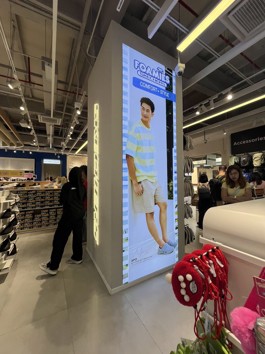 MisakiFinder06's tweet photo. Apo at JPO, Malaysia ☺️☺️💛💛
Yup, just had to make my Skechers purchase too 😜😜

#SkechersxApo -#ApoNattawin https://t.co/4gqVkkbUxQ