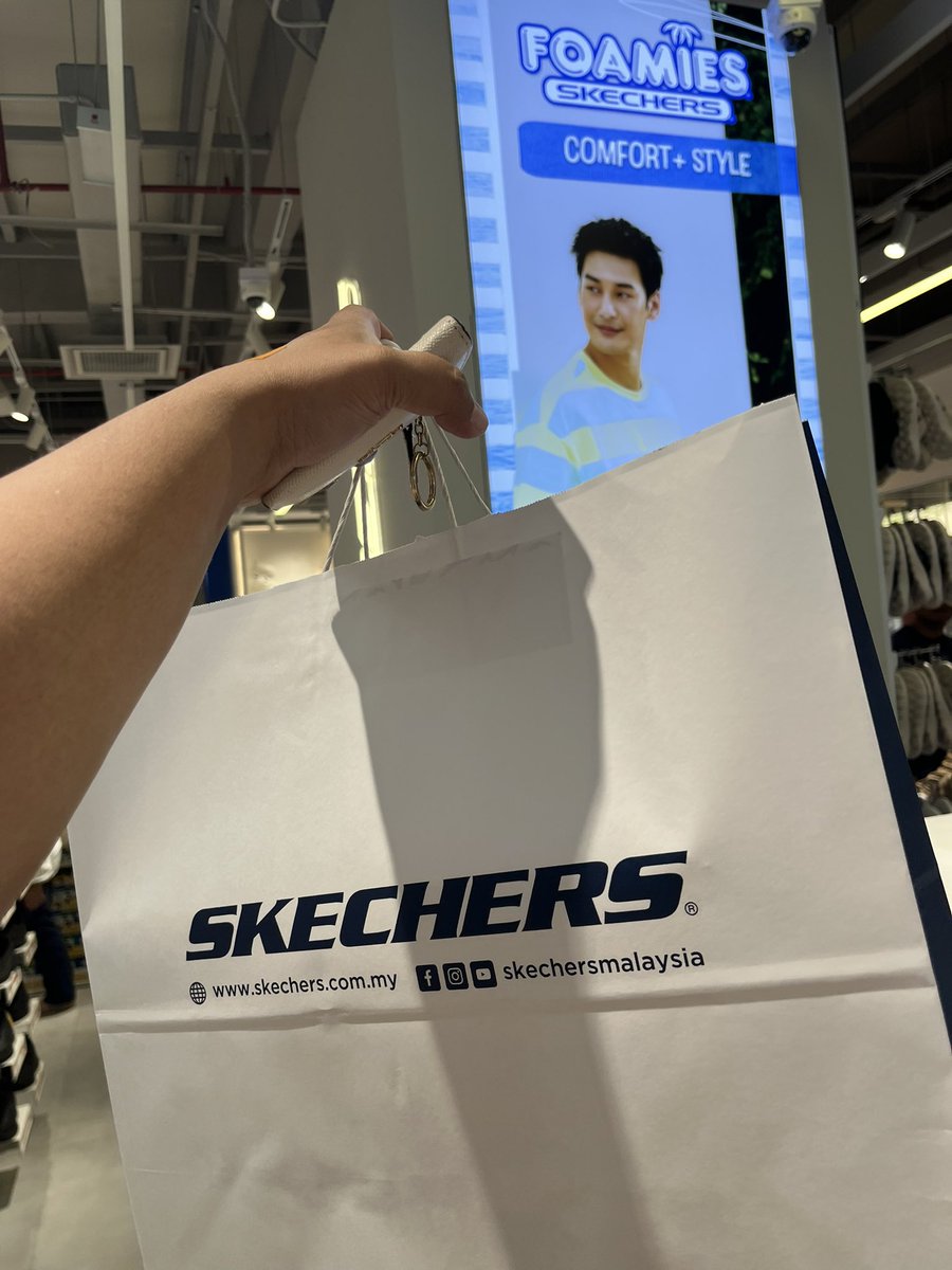 MisakiFinder06's tweet photo. Apo at JPO, Malaysia ☺️☺️💛💛
Yup, just had to make my Skechers purchase too 😜😜

#SkechersxApo -#ApoNattawin https://t.co/4gqVkkbUxQ