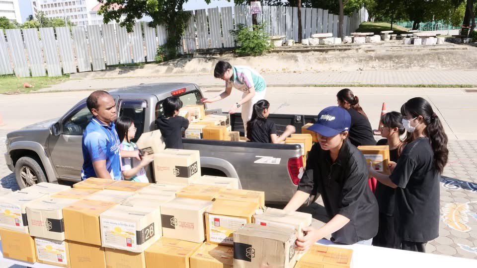 YodchananW's tweet photo. วันนี้ ม.สงขลานครินทร์ ส่งมอบ “ข้าวกล่องนวัตกรรมอาหารยังชีพ Grab agro” 3,000 กล่อง ให้ ม.ศิลปากร เพื่อนำไปแจกจ่ายช่วยพี่น้องประชาชนที่เดือดร้อนจากน้ำท่วมอย่างเร่งด่วนครับ

ข้าวกล่องนวัตกรรมนี้ตอบโจทย์พื้นที่ประสบภัยเพราะ

1.ปลอดเชื้อ เก็บได้นานถึง 18 เดือน ไม่ต้องใส่ตู้เย็นก็กินได้ครับ
2.ถาดแยกข้าว-กับข้าว เปิดทานได้ทันทีแม้ไม่มีไฟฟ้า
3.มีหลายเมนูถูกปากคนไทย เช่น แพนงไก่ แกงส้มปลาทู กะเพราไก่ ฯลฯ

ข้าวกล่องเหล่านี้ต่อยอดมาจากงานวิจัยของคณะอุตสาหกรรมเกษตร ม.อ. วิทยาเขตหาดใหญ่ จนนำมาผลิตจริงเชิงพาณิชย์โดยบริษัท พีเอสยู อะโกร ฟู้ด จำกัด (Holding Company ของ ม.อ. เอง) สิ่งนี้พิสูจน์ให้เห็นชัดเจนว่า งานวิจัยจากมันสมองของคนไทย สามารถช่วยสังคมและประเทศชาติในยามวิกฤตได้จริงครับ

ผมขอชื่นชมและขอขอบคุณทีมผู้บริหาร ม.อ. และขอบคุณน้องๆ สภานักศึกษา ม.ศิลปากร ที่เปิดศูนย์ระดมจิตอาสาแพ็กถุงยังชีพเพื่อเตรียมลงพื้นที่ กาญจนบุรี ราชบุรี และสุพรรณบุรี

เราพร้อมสนับสนุนงานวิจัยและนวัตกรรมของคนไทย เพื่อเป็นพลังในการดูแลพี่น้องประชาชน พร้อมร่วมซ่อม สร้าง สู้ ให้ก้าวผ่านทุกวิกฤตครับ ✌️