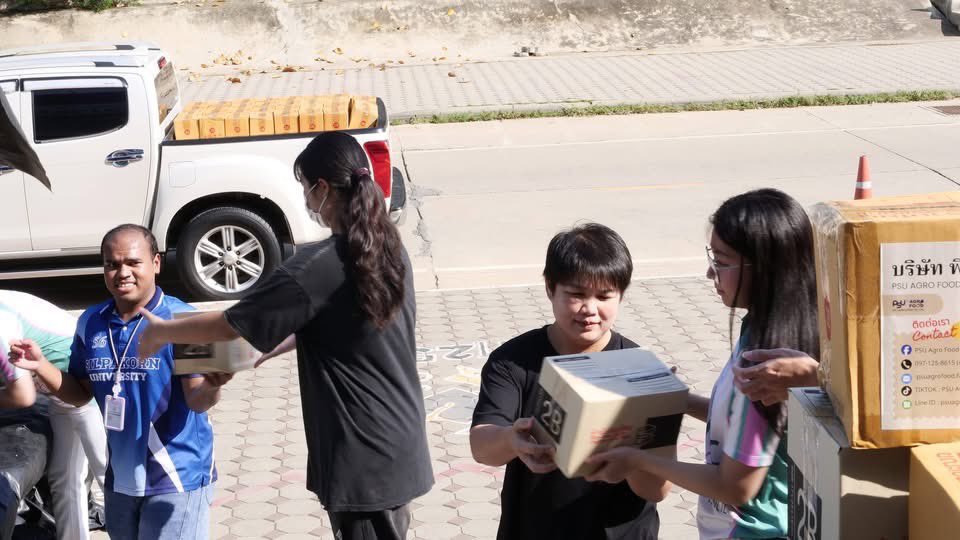 YodchananW's tweet photo. วันนี้ ม.สงขลานครินทร์ ส่งมอบ “ข้าวกล่องนวัตกรรมอาหารยังชีพ Grab agro” 3,000 กล่อง ให้ ม.ศิลปากร เพื่อนำไปแจกจ่ายช่วยพี่น้องประชาชนที่เดือดร้อนจากน้ำท่วมอย่างเร่งด่วนครับ

ข้าวกล่องนวัตกรรมนี้ตอบโจทย์พื้นที่ประสบภัยเพราะ

1.ปลอดเชื้อ เก็บได้นานถึง 18 เดือน ไม่ต้องใส่ตู้เย็นก็กินได้ครับ
2.ถาดแยกข้าว-กับข้าว เปิดทานได้ทันทีแม้ไม่มีไฟฟ้า
3.มีหลายเมนูถูกปากคนไทย เช่น แพนงไก่ แกงส้มปลาทู กะเพราไก่ ฯลฯ

ข้าวกล่องเหล่านี้ต่อยอดมาจากงานวิจัยของคณะอุตสาหกรรมเกษตร ม.อ. วิทยาเขตหาดใหญ่ จนนำมาผลิตจริงเชิงพาณิชย์โดยบริษัท พีเอสยู อะโกร ฟู้ด จำกัด (Holding Company ของ ม.อ. เอง) สิ่งนี้พิสูจน์ให้เห็นชัดเจนว่า งานวิจัยจากมันสมองของคนไทย สามารถช่วยสังคมและประเทศชาติในยามวิกฤตได้จริงครับ

ผมขอชื่นชมและขอขอบคุณทีมผู้บริหาร ม.อ. และขอบคุณน้องๆ สภานักศึกษา ม.ศิลปากร ที่เปิดศูนย์ระดมจิตอาสาแพ็กถุงยังชีพเพื่อเตรียมลงพื้นที่ กาญจนบุรี ราชบุรี และสุพรรณบุรี

เราพร้อมสนับสนุนงานวิจัยและนวัตกรรมของคนไทย เพื่อเป็นพลังในการดูแลพี่น้องประชาชน พร้อมร่วมซ่อม สร้าง สู้ ให้ก้าวผ่านทุกวิกฤตครับ ✌️