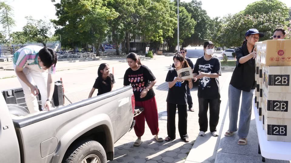 YodchananW's tweet photo. วันนี้ ม.สงขลานครินทร์ ส่งมอบ “ข้าวกล่องนวัตกรรมอาหารยังชีพ Grab agro” 3,000 กล่อง ให้ ม.ศิลปากร เพื่อนำไปแจกจ่ายช่วยพี่น้องประชาชนที่เดือดร้อนจากน้ำท่วมอย่างเร่งด่วนครับ

ข้าวกล่องนวัตกรรมนี้ตอบโจทย์พื้นที่ประสบภัยเพราะ

1.ปลอดเชื้อ เก็บได้นานถึง 18 เดือน ไม่ต้องใส่ตู้เย็นก็กินได้ครับ
2.ถาดแยกข้าว-กับข้าว เปิดทานได้ทันทีแม้ไม่มีไฟฟ้า
3.มีหลายเมนูถูกปากคนไทย เช่น แพนงไก่ แกงส้มปลาทู กะเพราไก่ ฯลฯ

ข้าวกล่องเหล่านี้ต่อยอดมาจากงานวิจัยของคณะอุตสาหกรรมเกษตร ม.อ. วิทยาเขตหาดใหญ่ จนนำมาผลิตจริงเชิงพาณิชย์โดยบริษัท พีเอสยู อะโกร ฟู้ด จำกัด (Holding Company ของ ม.อ. เอง) สิ่งนี้พิสูจน์ให้เห็นชัดเจนว่า งานวิจัยจากมันสมองของคนไทย สามารถช่วยสังคมและประเทศชาติในยามวิกฤตได้จริงครับ

ผมขอชื่นชมและขอขอบคุณทีมผู้บริหาร ม.อ. และขอบคุณน้องๆ สภานักศึกษา ม.ศิลปากร ที่เปิดศูนย์ระดมจิตอาสาแพ็กถุงยังชีพเพื่อเตรียมลงพื้นที่ กาญจนบุรี ราชบุรี และสุพรรณบุรี

เราพร้อมสนับสนุนงานวิจัยและนวัตกรรมของคนไทย เพื่อเป็นพลังในการดูแลพี่น้องประชาชน พร้อมร่วมซ่อม สร้าง สู้ ให้ก้าวผ่านทุกวิกฤตครับ ✌️