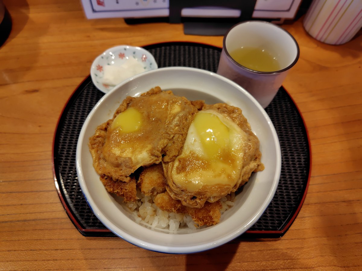 nicoloco_00's tweet photo. 今日の晩御飯。
カツ丼withＷ卵乗せ。
帰り道だったので久しぶりに食べましたが甘い汁と卵そしてカツがマリアージュして非常に美味でした。 https://t.co/06sKlZf3Nu