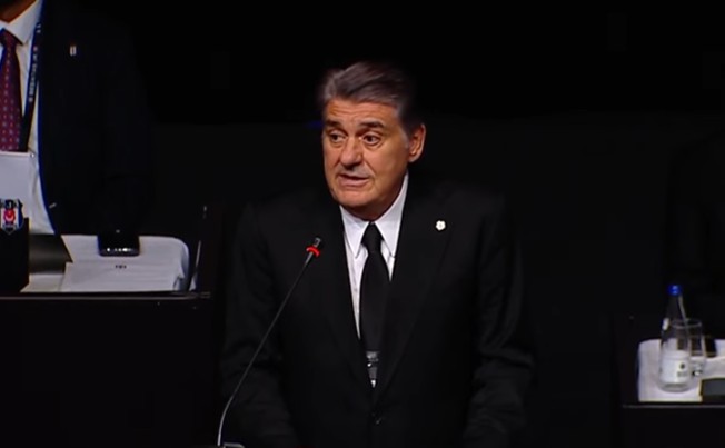sporx's tweet photo. Serdal Adalı: "UEFA Avrupa Ligi'nde gruplara muhteşem bir başlangıç yaptık. Ligde liderlik koltuğuna oturmuş bir Beşiktaş'ın başkanı olarak karşınızda olabilirdik. 

- Alanyaspor ve Amed maçlarında hakem kararlarını gördük. Verdikleri kararlarla lider olmamamıza sebep olanların, şuan nerede ve ne durumda olduklarını görüyoruz. 

- Beşiktaş bu futbolla hak ettiği yerde olacak ve liderlik koltuğuna oturacak! 

- Beşiktaş, bu ligin en iyi futbol oynayan takımıdır. Ligin en iyi takımını kurarak karşınıza çıkmış bulunuyoruz."