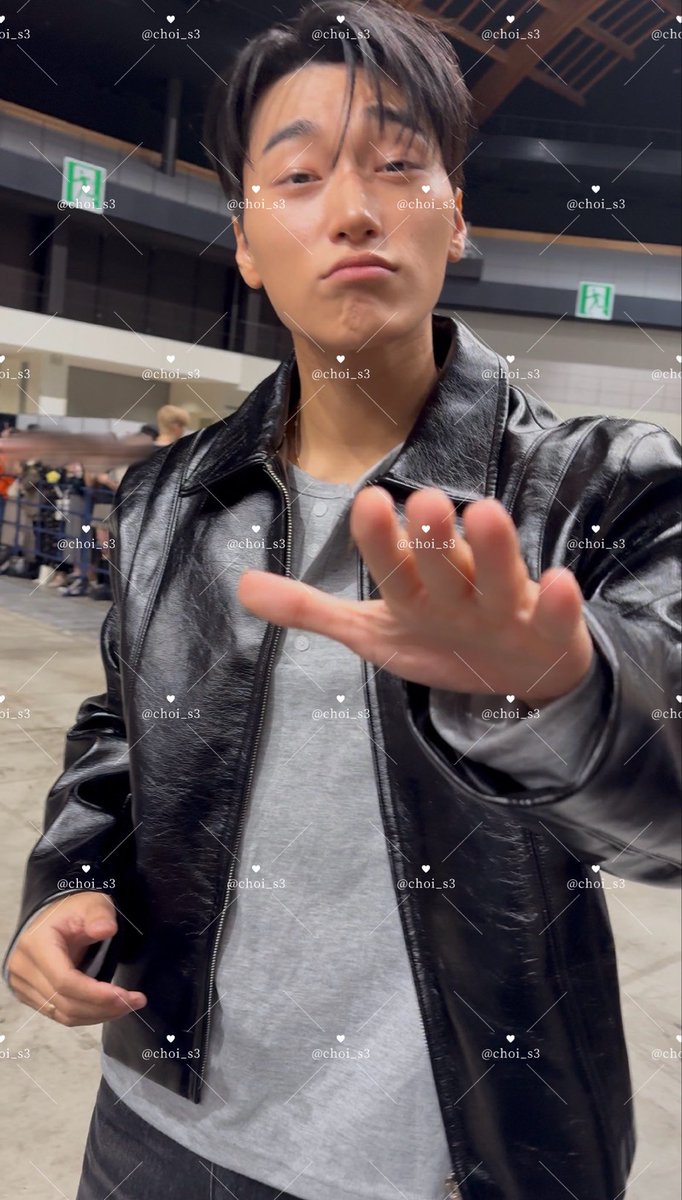 choi_s3's tweet photo. 261003 パパラッチ会

緊張のあまり泣きそうな顔で震えてたからか慰めてくれました߹𖥦߹

#ATEEZ #에이티즈 #SAN #산 https://t.co/NarB3IxJ7m