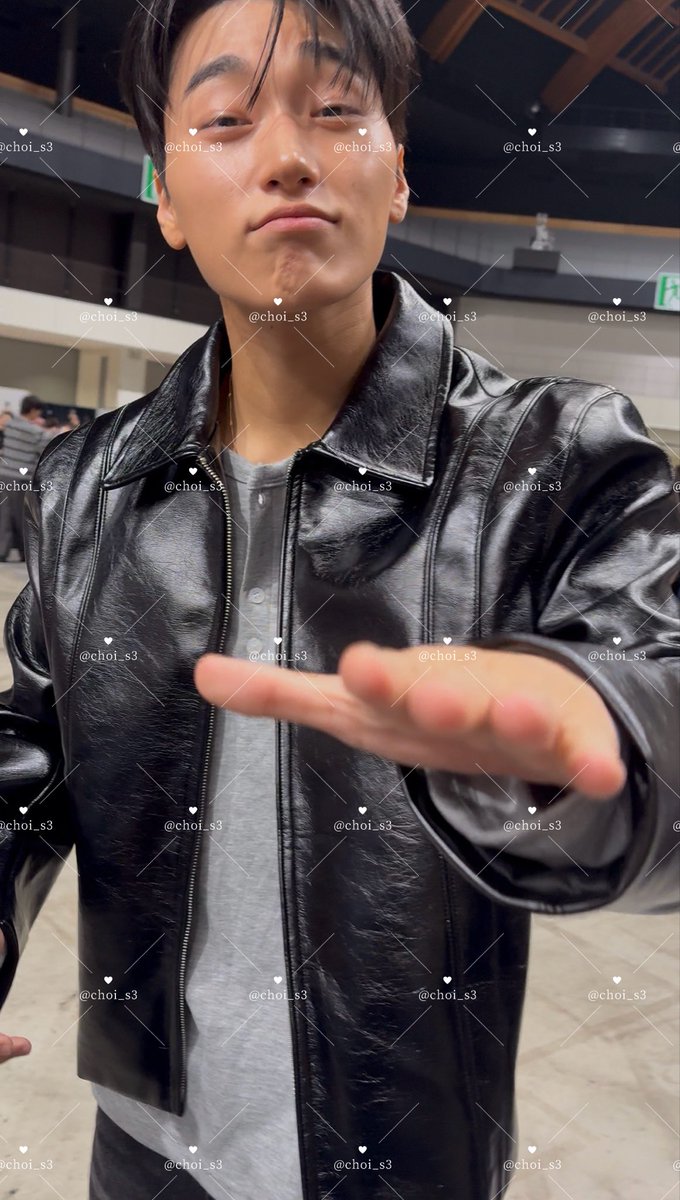 choi_s3's tweet photo. 261003 パパラッチ会

緊張のあまり泣きそうな顔で震えてたからか慰めてくれました߹𖥦߹

#ATEEZ #에이티즈 #SAN #산 https://t.co/NarB3IxJ7m