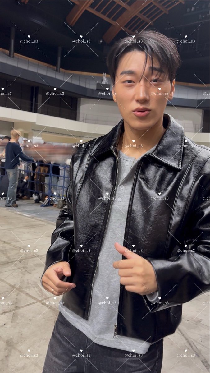 choi_s3's tweet photo. 261003 パパラッチ会

緊張のあまり泣きそうな顔で震えてたからか慰めてくれました߹𖥦߹

#ATEEZ #에이티즈 #SAN #산 https://t.co/NarB3IxJ7m