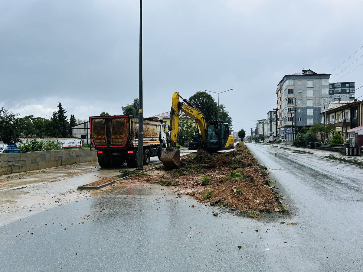findiklibel's tweet photo. Yağmura rağmen belediye ekiplerimiz üst yapı çalışmalarını sürdürüyor. 

Fındıklı’nın yollarını daha güvenli ve kullanışlı hâle getirmek için sahada emek veren çalışma arkadaşlarımıza teşekkür ediyoruz.

#FındıklıdaMeciVar https://t.co/hq3FmxZj0S