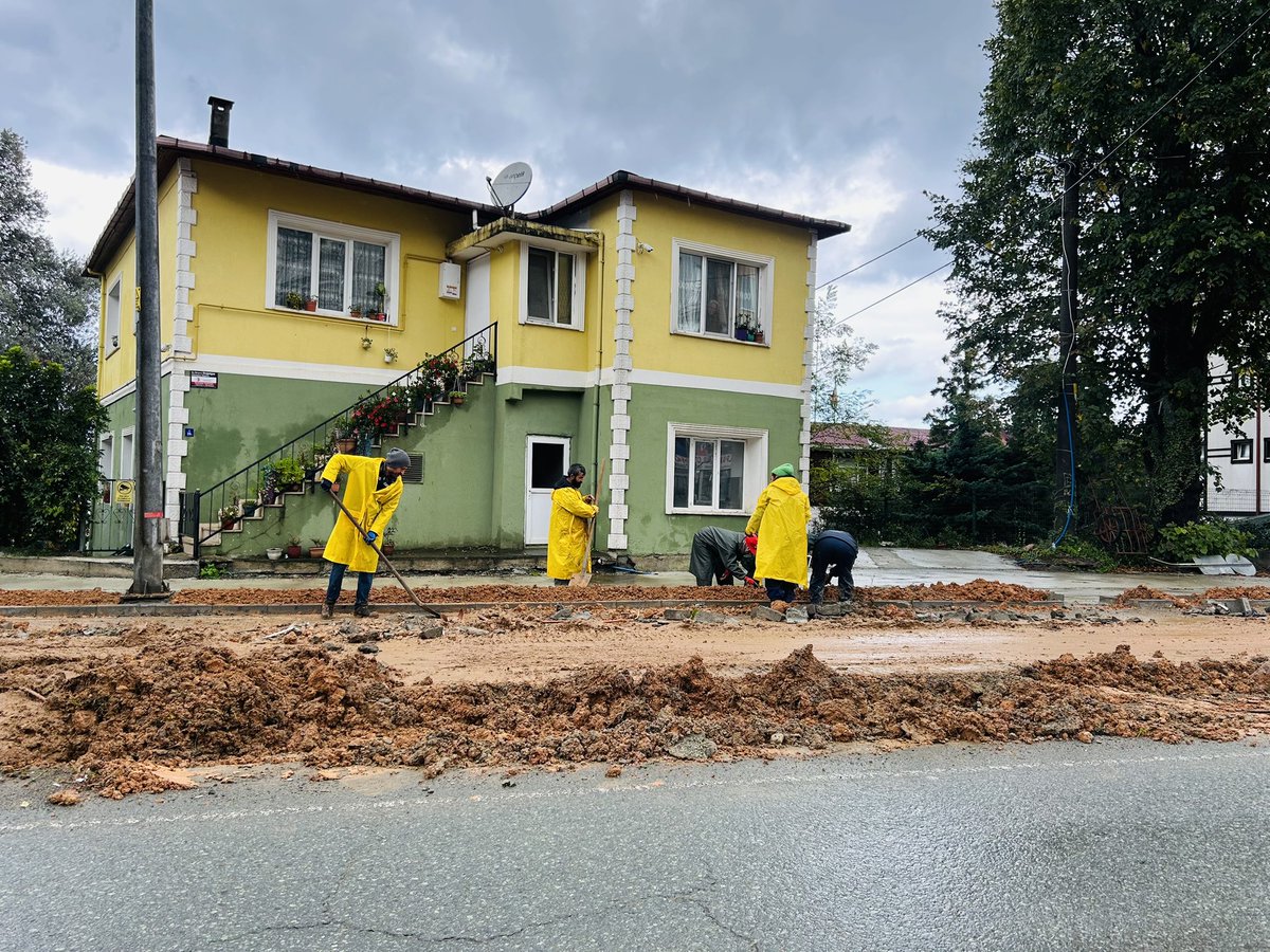 findiklibel's tweet photo. Yağmura rağmen belediye ekiplerimiz üst yapı çalışmalarını sürdürüyor. 

Fındıklı’nın yollarını daha güvenli ve kullanışlı hâle getirmek için sahada emek veren çalışma arkadaşlarımıza teşekkür ediyoruz.

#FındıklıdaMeciVar https://t.co/hq3FmxZj0S