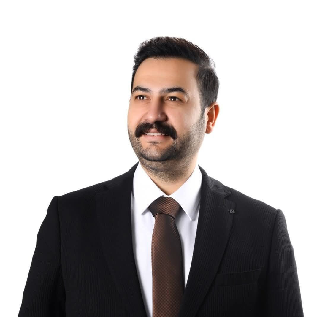 dogandemir41's tweet photo. Genel Başkanımız Sayın Özgür Özel geçtiğimiz günlerde:

“Şimdiden ihbar ediyorum. Ataşehir Başkan Vekili’ne “Gizli tanık var. Ya istifa edersin ya seni içeri atarız” tehditleri geliyor.” demişti.
Ataşehir Belediyesi Başkan Vekili Murat Güneş bugün gözaltına alındı.

Yine bilindik bir tezgah, AKP yine bildiğiniz gibi…