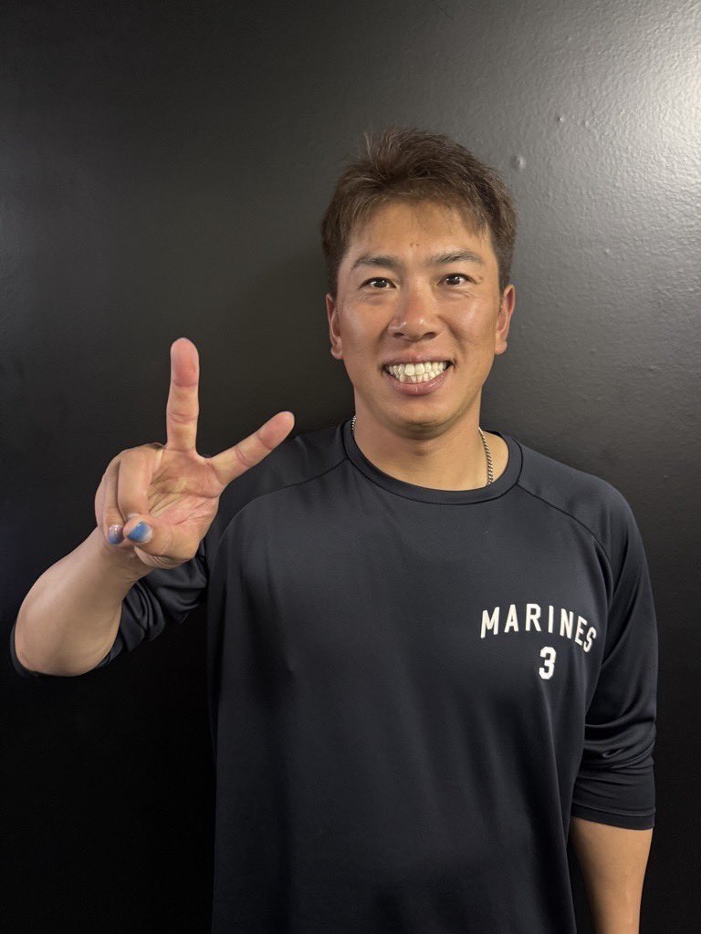chibalotte_pr's tweet photo. 「たぶん3万人以上フォロワー増えました！」とニコニコの #角中勝也 選手。
#chibalotte #広報 https://t.co/57VHXS5QLi