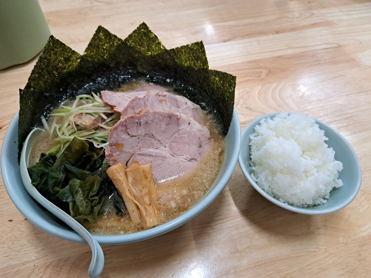 kenboy8465's tweet photo. ラーメンショップ
朝6:00開店で満席🈵️でした。
ネギチャーシュー麺 1,200円
ご飯 200円
追加で海苔 50円
久々の黄色い沢庵がご飯に合うね
スープのしみた海苔を巻くご飯も旨い
ネギチャーシューとご飯も
ごはんを堪能したところで
お腹いっぱいに
ご馳走様でした。腹パンです。 https://t.co/PeTWlUamCc