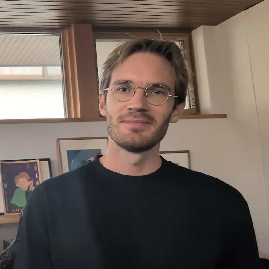 bpthaber's tweet photo. YouTuber PewDiePie, sıradan bir bilgisayarda doğrudan çalışacak şekilde tasarlanmış açık kaynaklı ve ücretsiz bir yapay zeka platformu geliştirdi.

— OpenAI, 2 kez PewDiePie’ı banladı.

— Yasaklama sebebinin biri “damıtma” ile ilgili, diğeri ise Ai kullanarak eğitim verisi oluşturduktan sonra gerçekleşti.

— Yapay zeka, günlük e-posta, takvim yönetme, arama yapma gibi özellikleri veri merkezine göndermeden gerçekleştirmeyi sağlıyor.

— Abonelik ödemeden ve veri gizliliği riski yaşamadan kendi bilgisayarında gelişmiş bir Ai çalıştırmak isteyenler için üretildi.