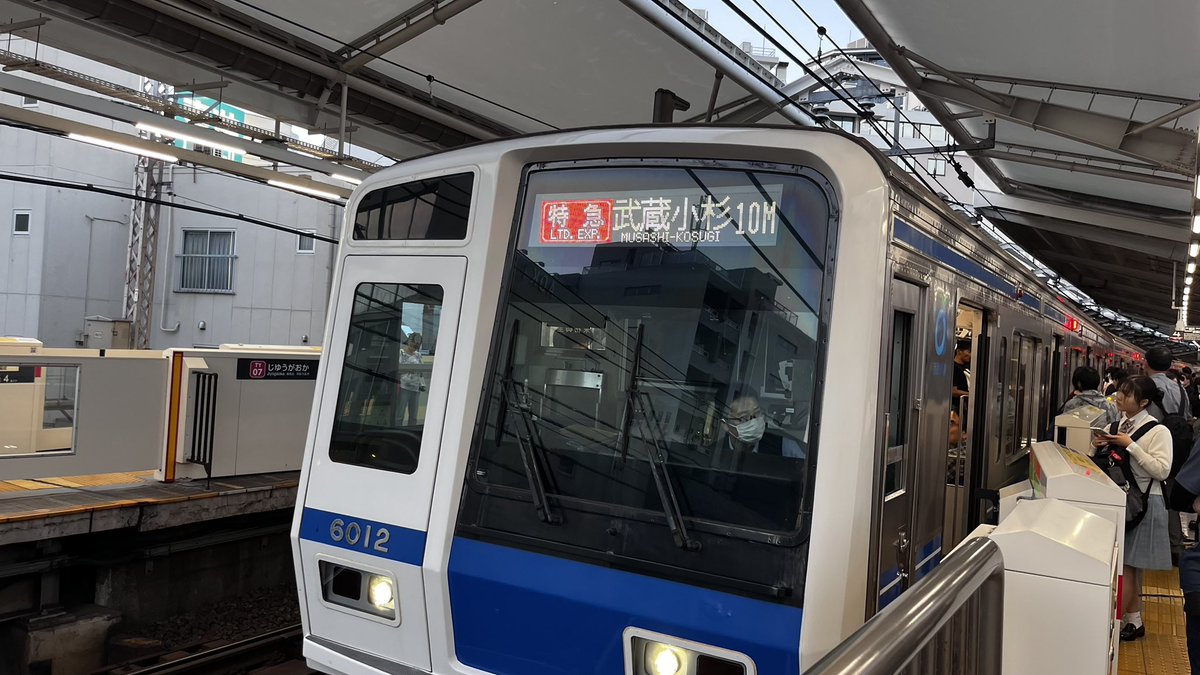 TQ9010F's tweet photo. 西武線遅れにより爆誕した特急武蔵小杉＋特急2連続 https://t.co/2JiNSVaS4X