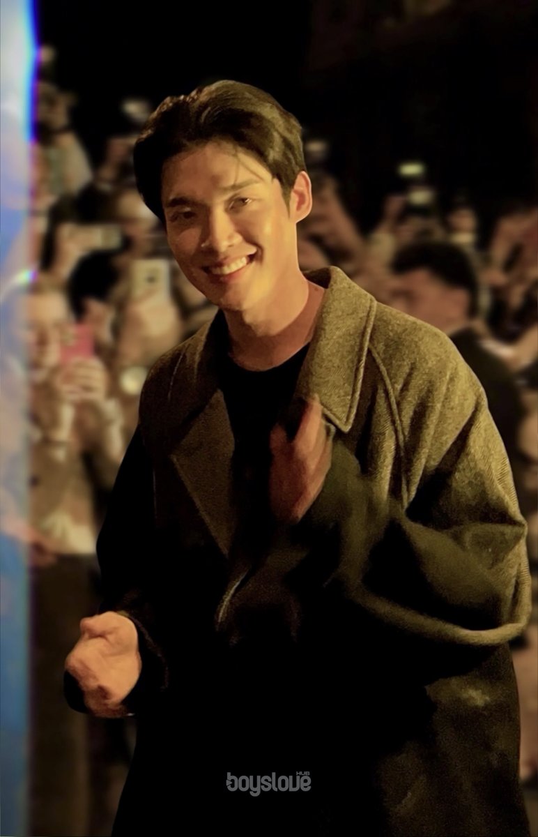 boyslovehub's tweet photo. We caught Kim Yoonsik leaving Yamamoto show all smiles, graciously acknowledging the crowd. #YohjiYamamotoxKIMYOONSIK https://t.co/2xMWdYTDk0