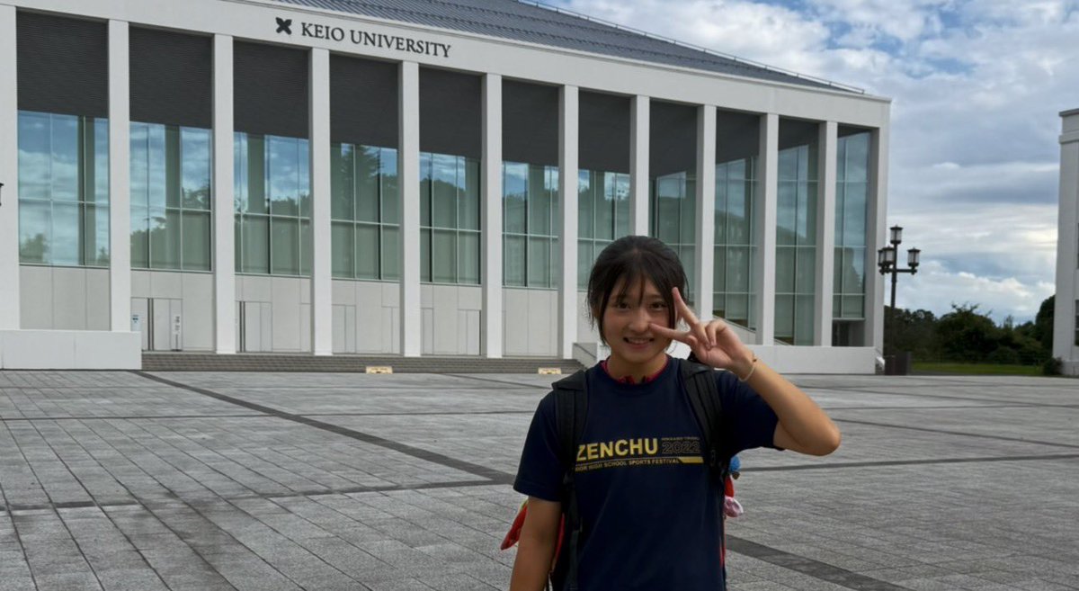 miwachannana's tweet photo. 神奈川県の慶應義塾大学で行われた慶應義塾大学 対 同志社大学 対校陸上競技大会に参加させていただきました！
大学生の皆さんと一緒に大会���参加して、練習やアップの仕方、チームの雰囲気など、高校とは違う大学生の陸上を実際に体験することができました✨
中学、高校の大会で一緒になった先輩方とも久しぶりに会えて、たくさんお話できてめっちゃ楽しかったです😊✨
大学進学を考える中で大学生はどんな環境で陸上をしているんだろう？
チームの雰囲気はどんな感じなんだろう？
と気になっていたので、今回参加できたので本当に良い経験になりました！
実際に見て、感じてみて本当に良かったです！！そして、このような素敵な大会を開催してくださった運営の皆さん、主催者の皆さん、本当にありがとうございました！！✨
これからの自分自身の競技生活について考える貴重な経験となりました✨✨

#陸上
#慶應義塾大学
#同志社大学
#三好美羽