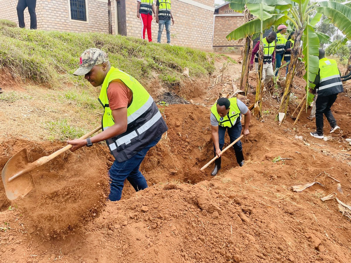 rundaryvcp's tweet photo. Muri iki gitondo urubyiruko rwa @RwandaYouthVol1 kubufatanye ni abayobozi ku Rwego rwa akarere ka @Kamonyi ni abayobozi bi inzego z’ibanze ba @RundaSector turi m’umuganda aho turimo kubakira umuturage mukagari ka kabagesera no gucukura imiryanyasuri @RwandaLocalGov @KubanaRichard https://t.co/tBaJc1xhH9