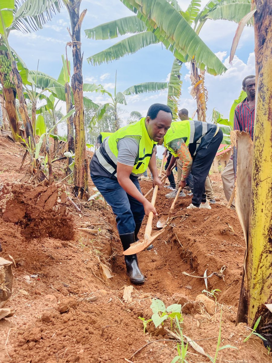 rundaryvcp's tweet photo. Muri iki gitondo urubyiruko rwa @RwandaYouthVol1 kubufatanye ni abayobozi ku Rwego rwa akarere ka @Kamonyi ni abayobozi bi inzego z’ibanze ba @RundaSector turi m’umuganda aho turimo kubakira umuturage mukagari ka kabagesera no gucukura imiryanyasuri @RwandaLocalGov @KubanaRichard https://t.co/tBaJc1xhH9